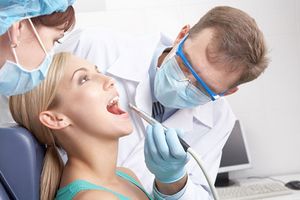 Имплантировать зубы или протезировать? что лучше?