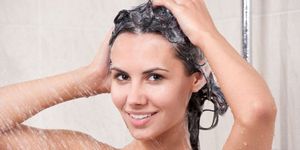 Как часто нужно мыть голову взрослым и детям с применением шампуня и народных средств, видео