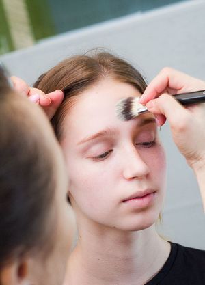 Как нанести вечерний макияж для карих глаз в домашних условиях