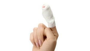 Как остановить кровь из пальца?