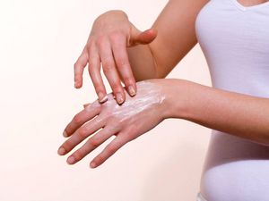 Как уберечь кожу рук от пересушивания?