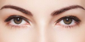 Как визуально увеличить глаза с помощью макияжа, карандаша и стрелок