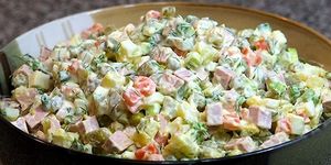 Салат с колбасой копченой и вареной: вкусные рецепты приготовления с фото