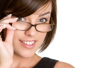Секреты макияжа для тех, кто носит очки