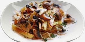 Жареная картошка с грибами, мясом и луком: рецепты приготовления